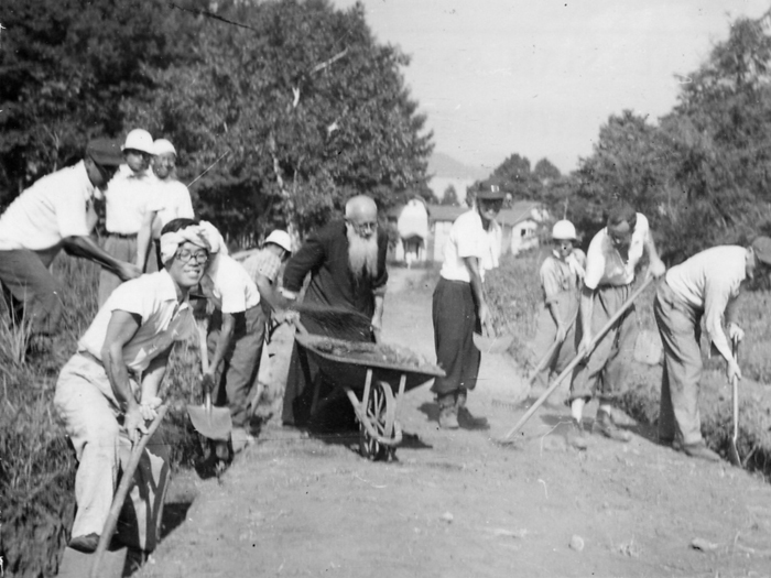 1957 노지리호수에서 회원들과 함께 작업을 하는 치마티 신부