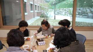 2015년도 피정시 식사를 나누면서 친교하는 사진입니다