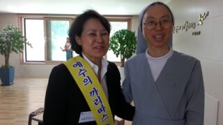 제1회 한가족의 날 행사때 봉사중인 성심회원