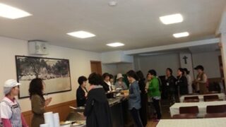 미리내 성지에서 식사배식중인 성심회원님들