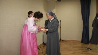 수원관구 가브리엘라 관구장님께서 3기 서약 회원들에게 선물하시는 모습