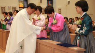 신부님 축하를 받고 있는 3기 성심회원 모습