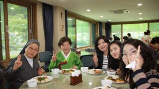 2016년도 피정시 식사중 친교하는 성심회원들
